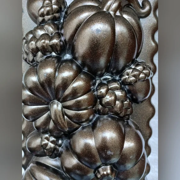 Nordic Ware Harvest Bounty Loaf Pan 6 Cups Heavy Cast Aluminum Fall Pumpkin - Picture 3 of 7